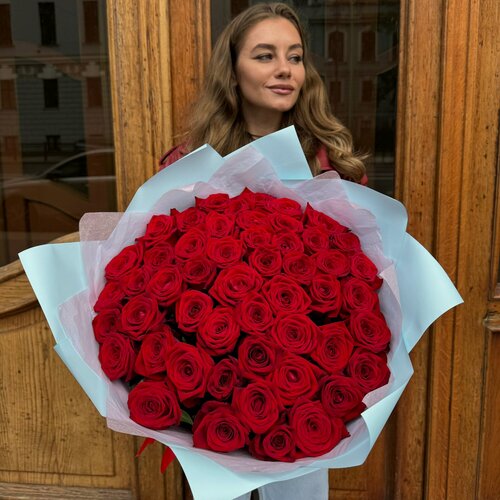 Изображение товара Цветы живые букет из 51 красной розы (60 см) в голубой упаковке