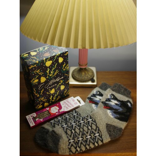 Новогодний подарок: уютные носки и трубочки для глинтвейна с открыткой и подарочной коробкой