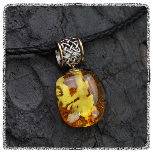 Колье DREVO Кулон «Звезда Руси» с янтарем на кожаном шнурке 6.85 гр., золото, серебро, 925 проба, золочение, янтарь, длина 10 см., желтый, золотой