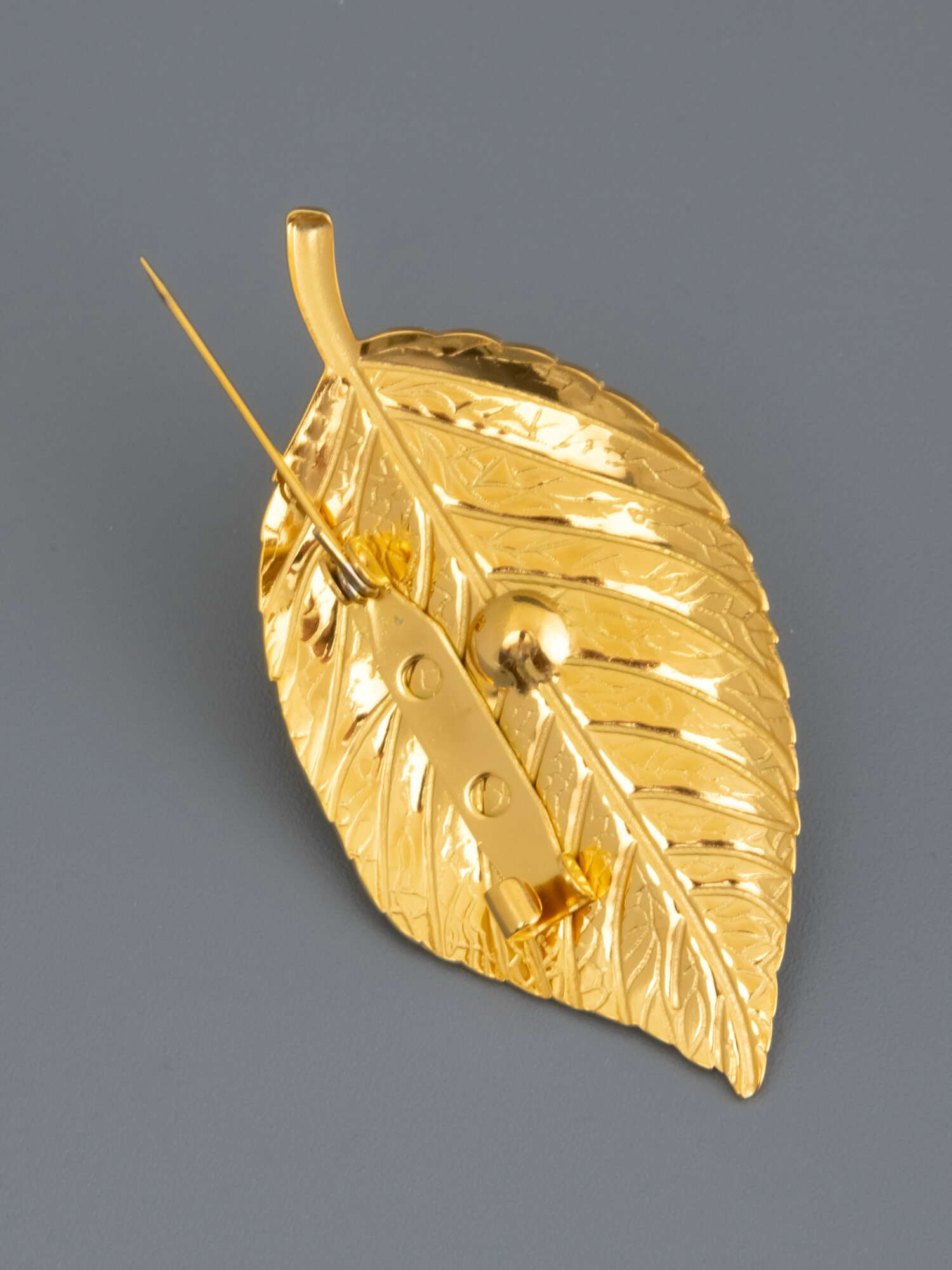 Брошь ЖемАрт, жемчуг пресноводный культивированный, 1 шт., белый/золотистый — фото 1