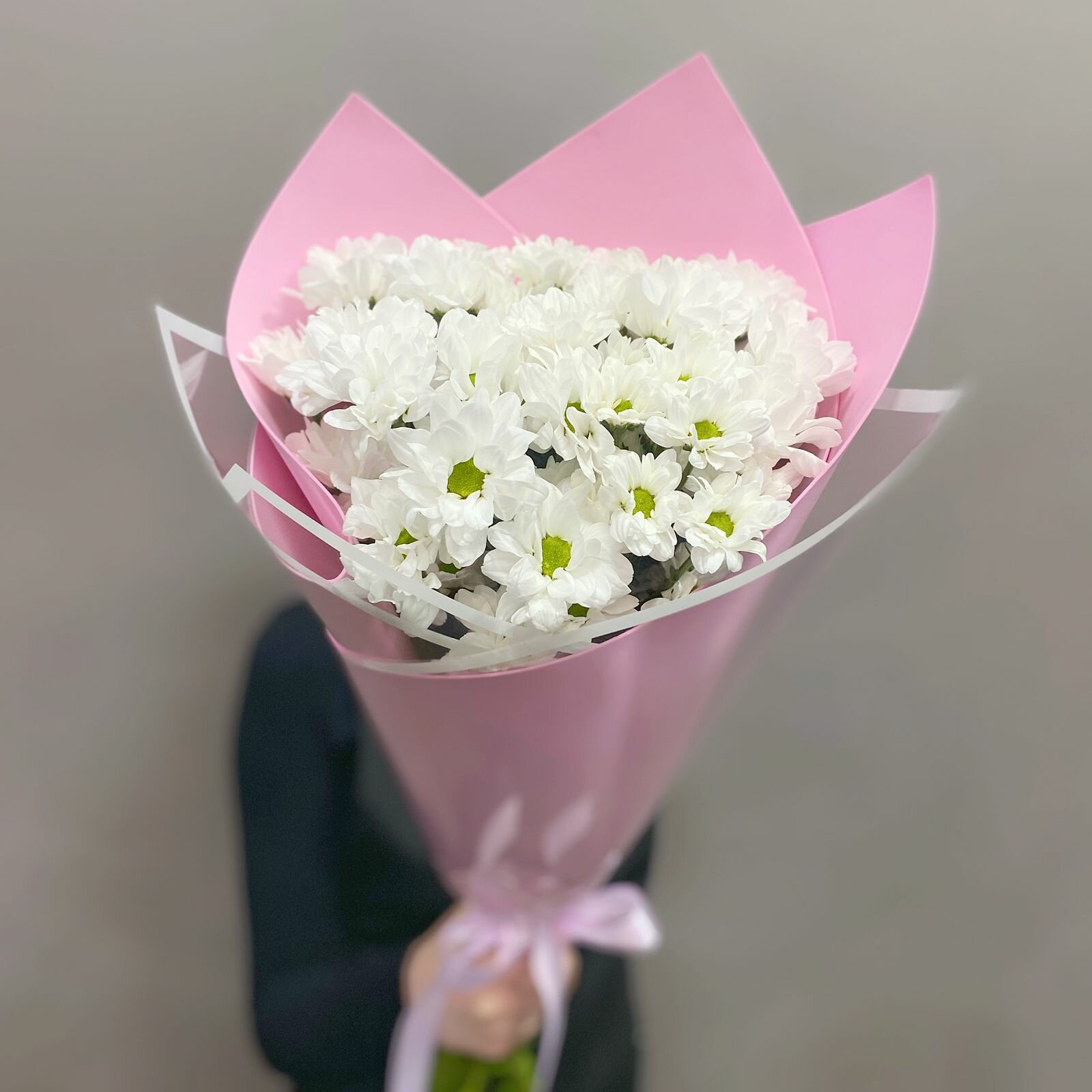 Букет из белых кустовых хризантем в розовом фоамиране ( 5 шт)