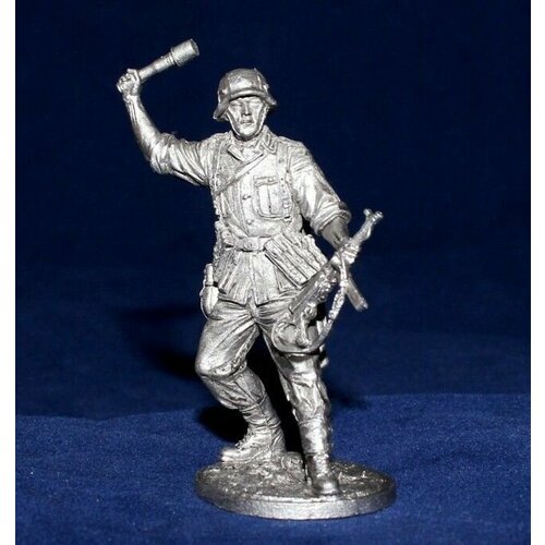 фото Коллекционная оловянная миниатюра, солдатик в масштабе 54мм( 1/32) немецкий солдат с мр40 и гранатой 1943-1945 нет бренда