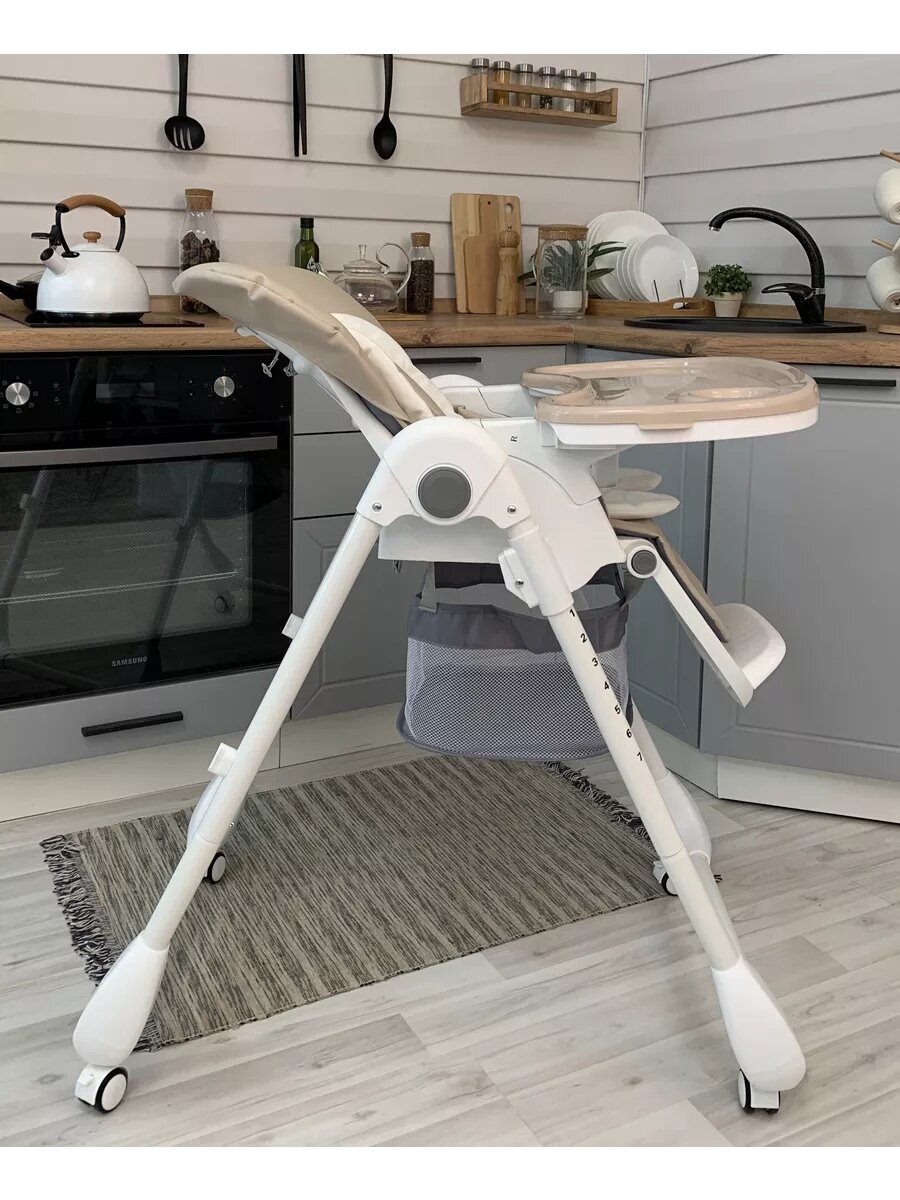 Стульчик для кормления ребенка Bella Baby складной бежевый на колесах с чехлом из экокожи — фото 1