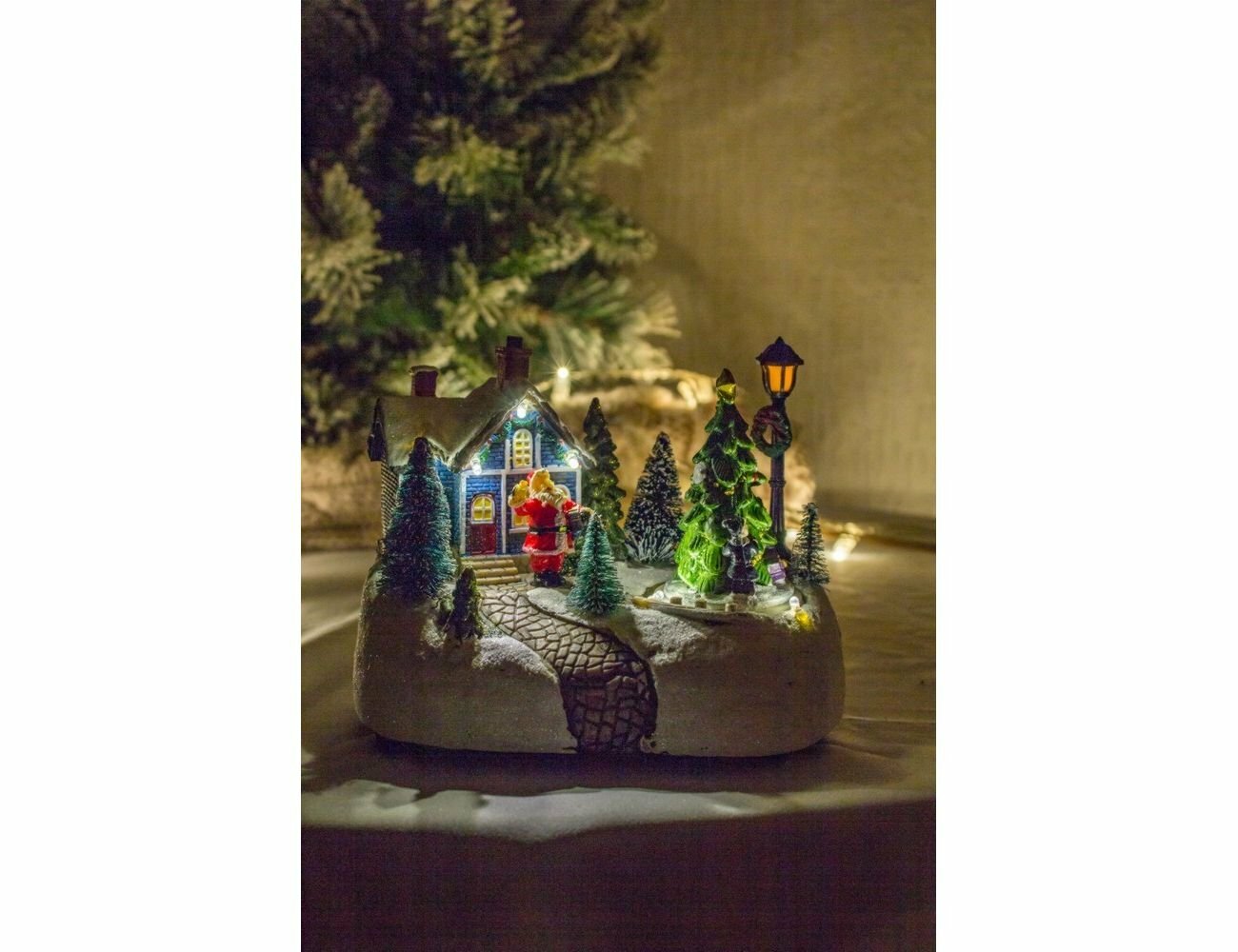 Kaemingk (Lumineo), Светящаяся миниатюра праздник во дворе с Сантой, полистоун, с LED-огнями, динамика, 19x13 см, батарейки 481451-санта