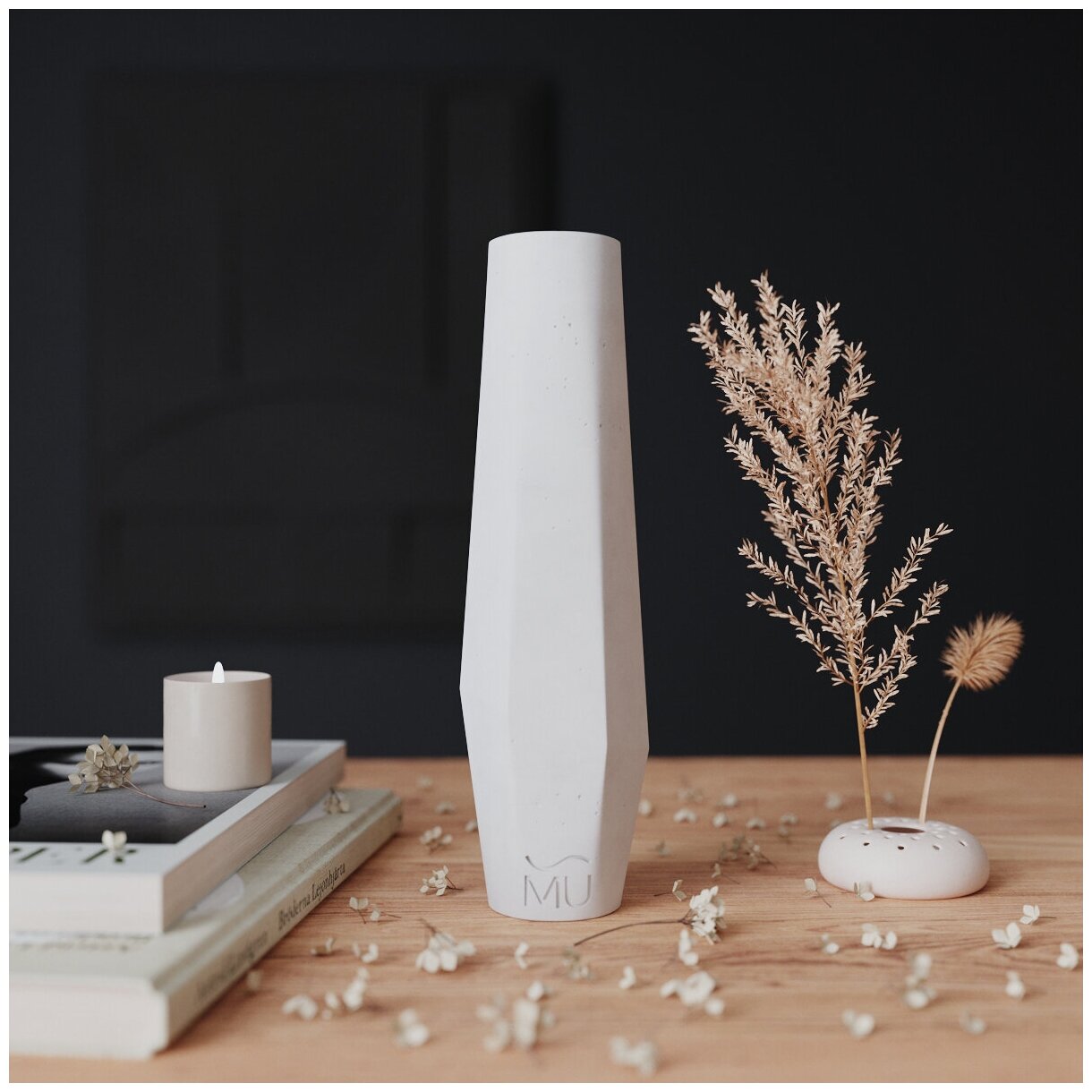 Декоративная ваза для сухоцветов Megan S, 25 см, бетон, белая матовая