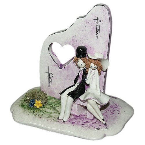 Статуэтка из фарфора Пара сидящая у розовой стены ZamPiva 70225