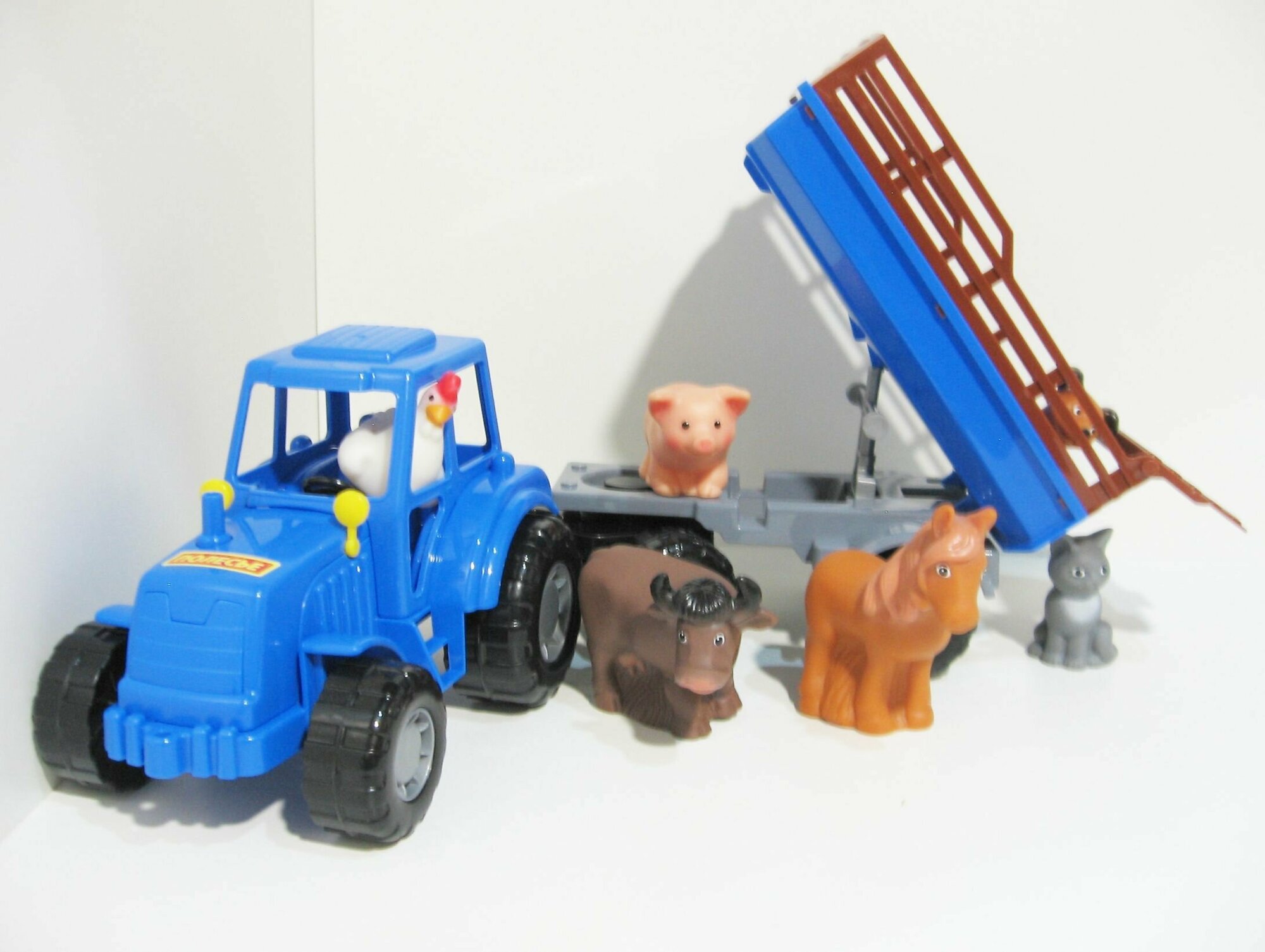 Синий трактор с прицепом и с 6-ю фигурками домашних животных из пластизоля