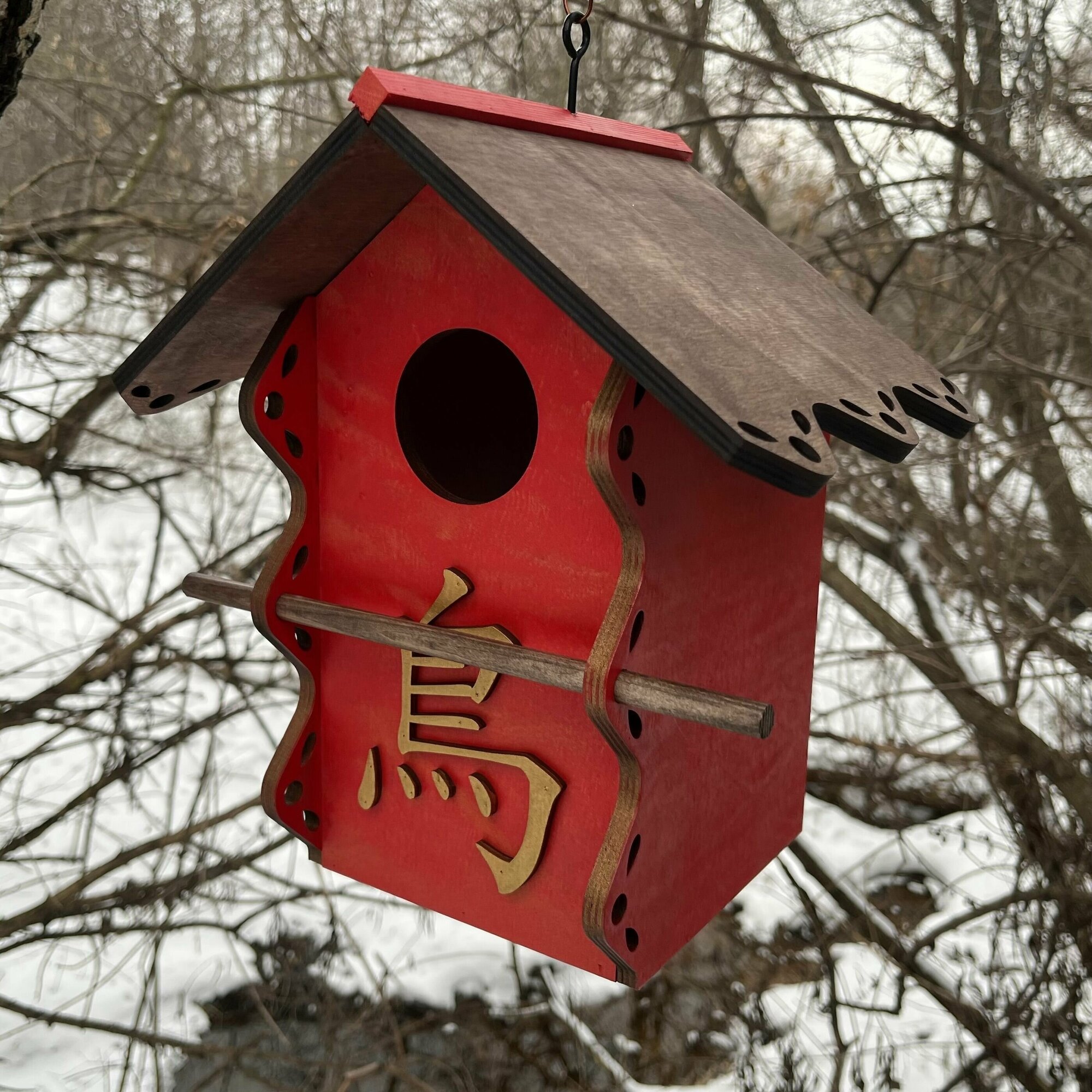 Деревянный скворечник для птиц PinePeak / Кормушка для птиц подвесная для дачи и сада, 300х280х200мм
