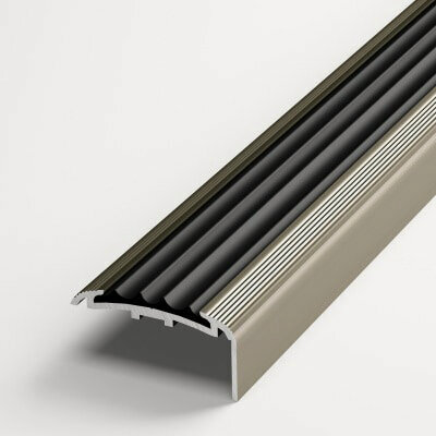 Изображение товара Угловая противоскользящая накладка на ступени Лука ПУ 71, 40х20 мм, длина 2,7 м, алюминиевая анод шампань 042л, вставка из ПВХ черная 470