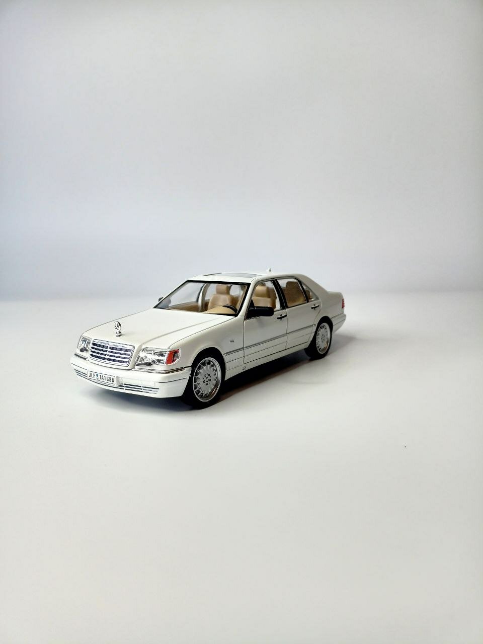 Коллекционная машинка игрушка металлическая Mercedes Benz W140 S320 масштабная модель1:24 белый