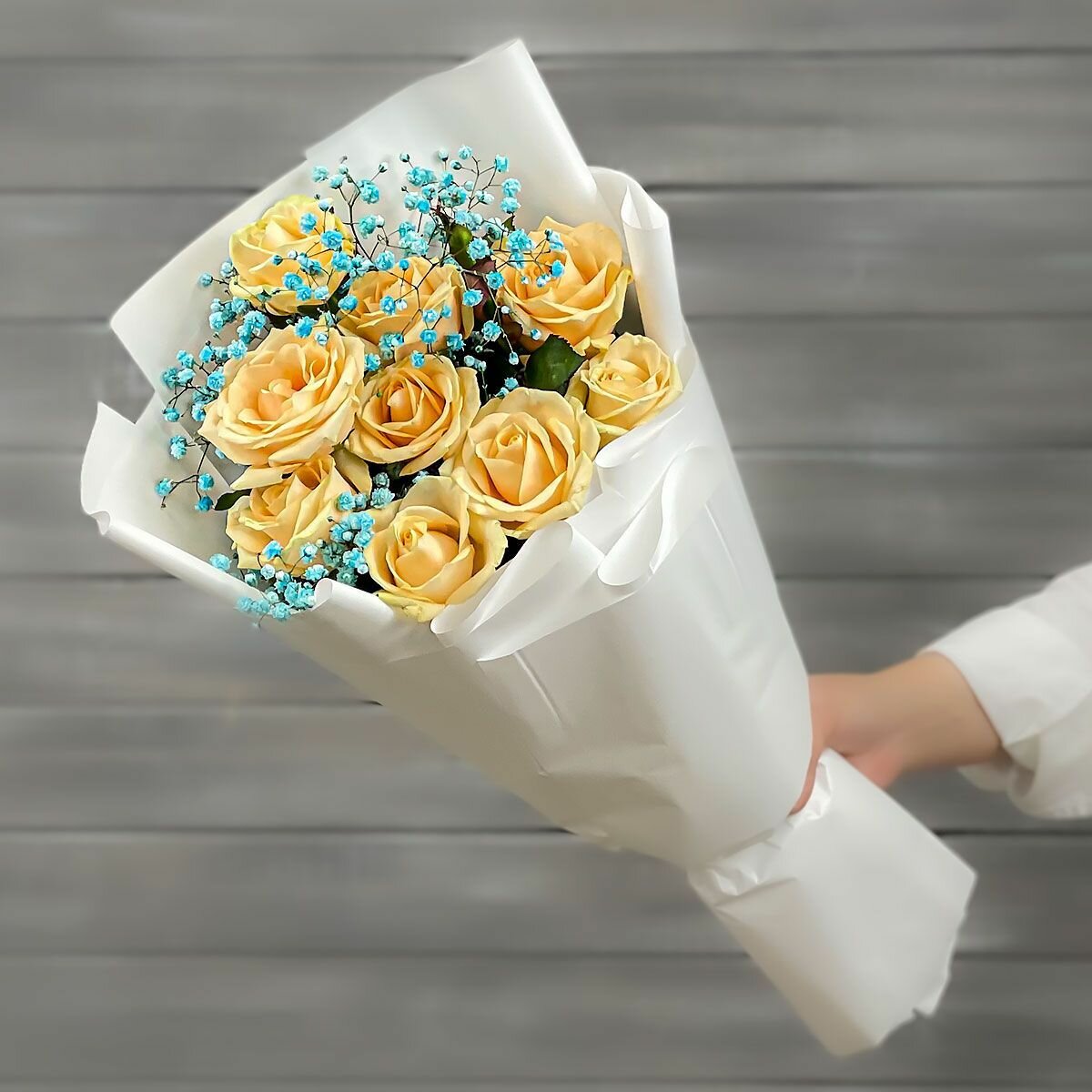 9 персиковых роз с гипсофилой