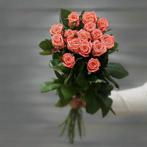 Изображение товара Букет живых цветов из 15 коралловых роз (Россия) с лентой 60 см