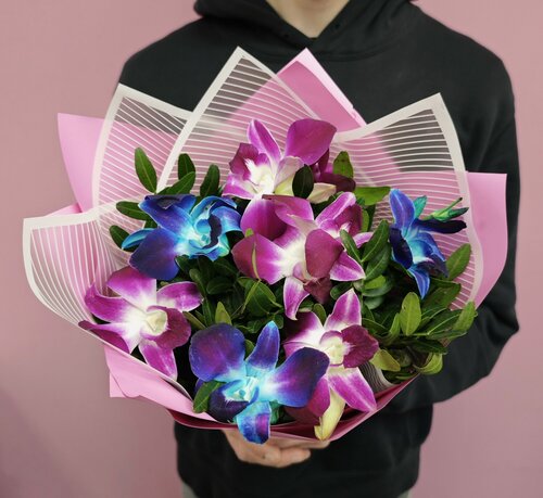 Изображение товара Букет из космических синих и розовых орхидей дендробиум с зеленью фисташки от Bestflo купить с доставкой