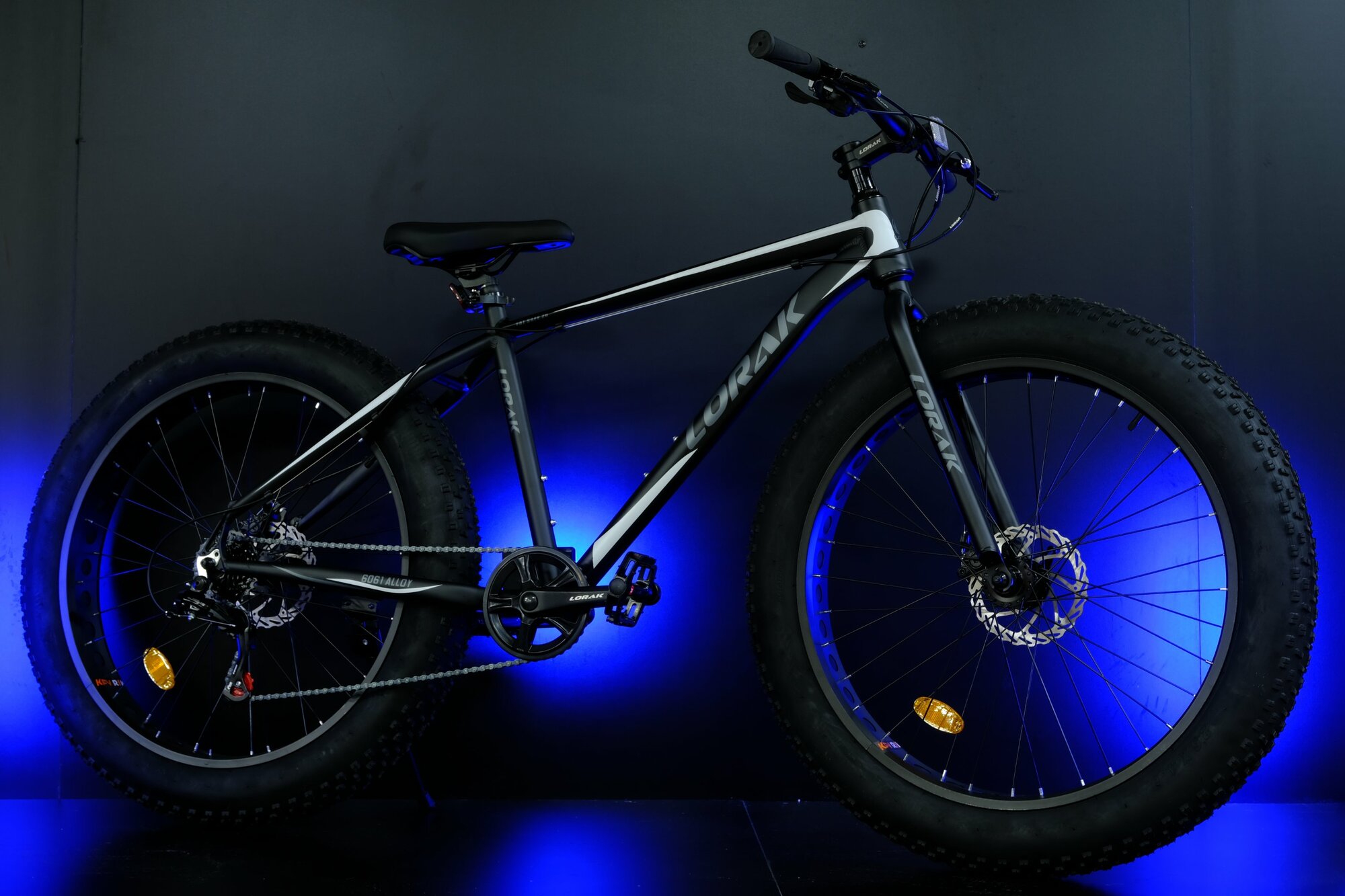 Велосипед Фэтбайк LORAK FAT Safe 26 Матовый Чёрный/Белый на алюминиевой раме 19" колеса 26" рост 183–193 вес 149кг