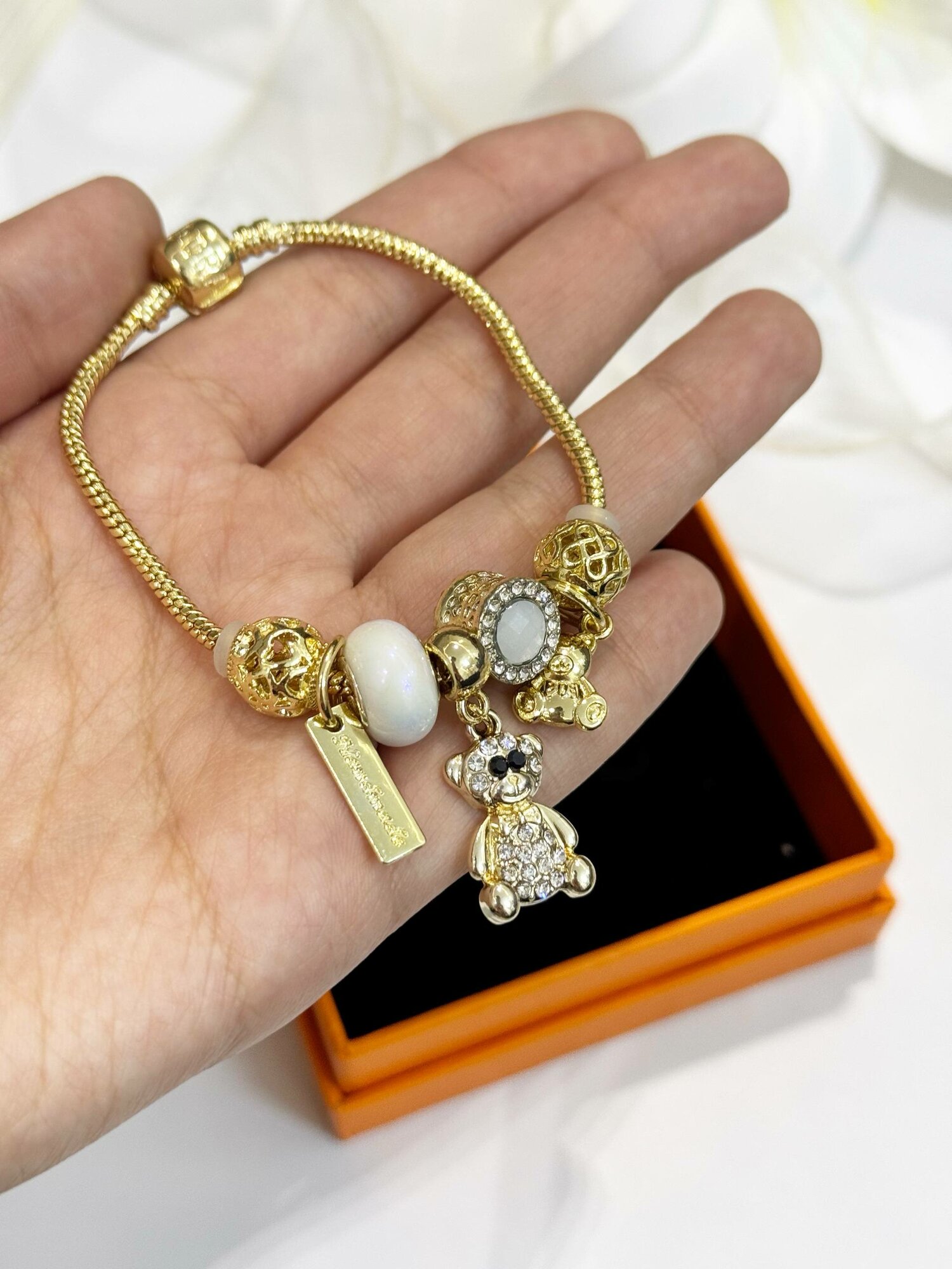 Жесткий браслет, размер 19 см, диаметр 19 см, белый, золотистый — фото 1