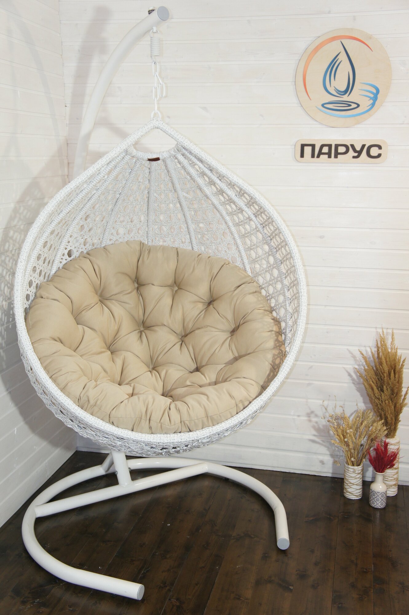 Подвесное кресло Арриба Кантри на металлической стойке мокко с круглой серой подушкой