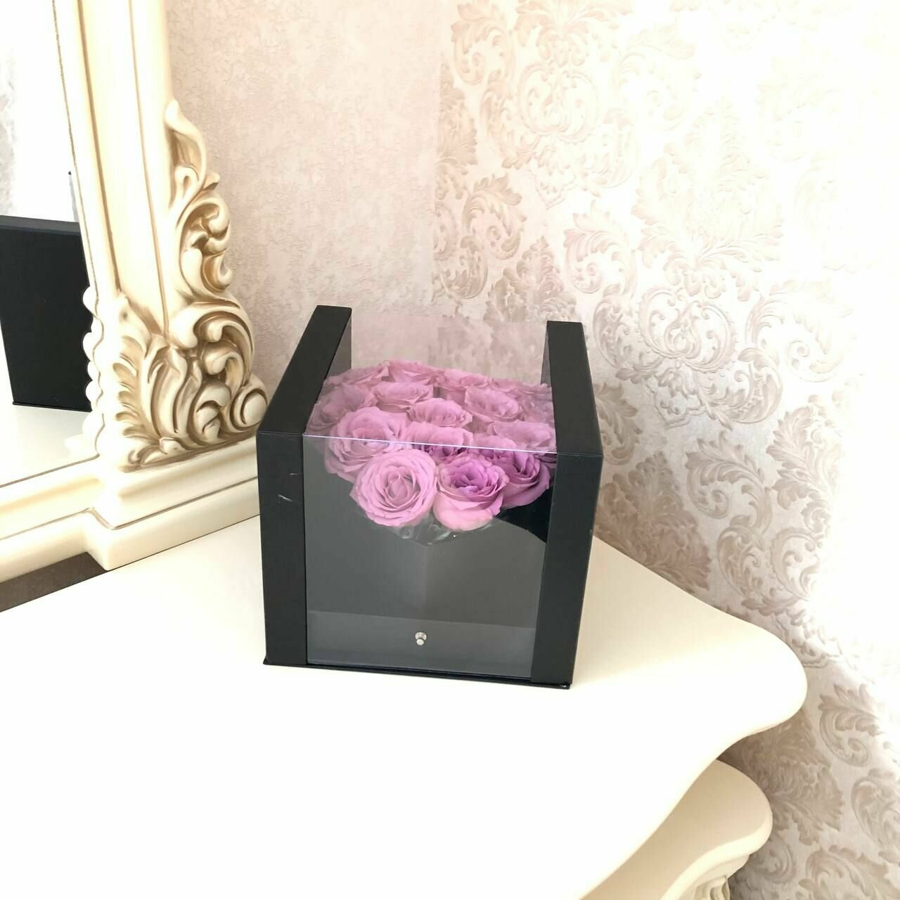 Букет из сиреневых роз в коробке-ларце с конфетами Ferrero Roshe , Ферерро Роше