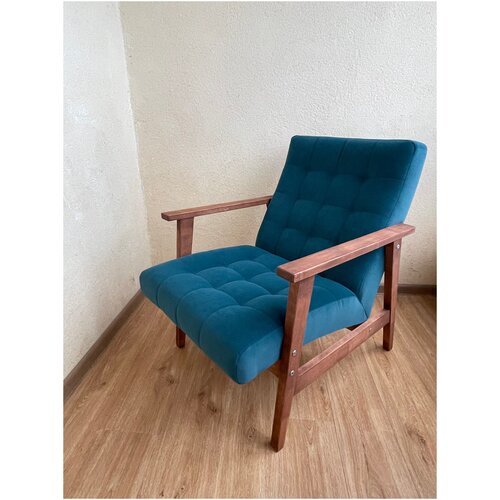 Кресло для дома RETRO LOUNGE из массива, велюр без бликов, изумрудный тон, основание - цвет орех (матовый)