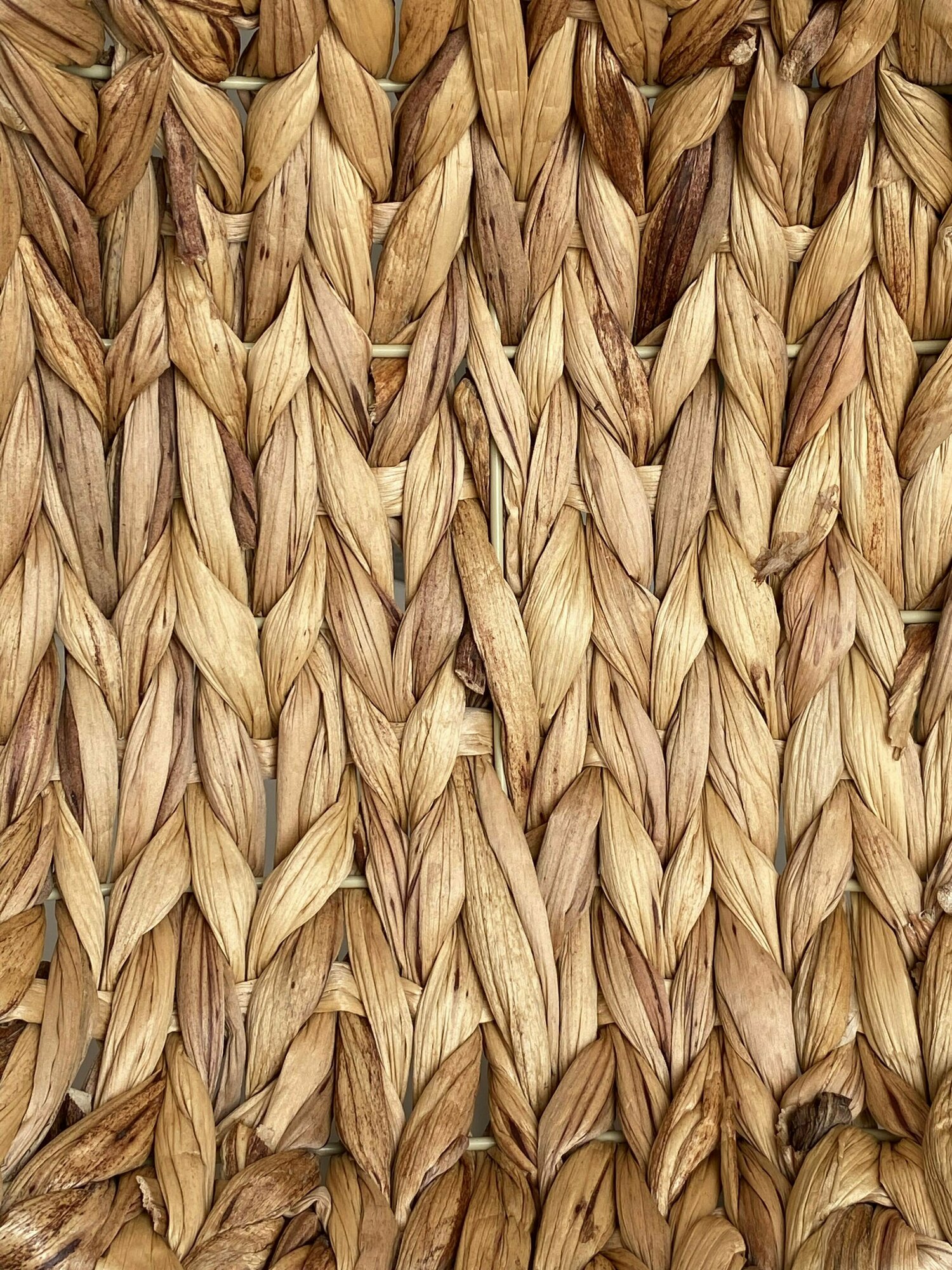 Корзинка плетеная водный гиацинт - фотография № 1