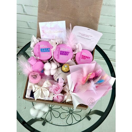 Подарочный набор с уходовой косметикой для тела, Бельгийскими шоколадными конфетами ручной работы и букетиком/ Подарок для девушки/ Подарочный набор La Moon/ Подарок на День Рождения