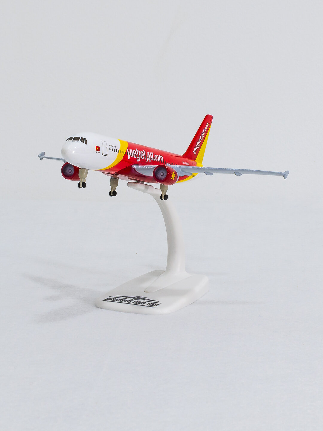 Модель самолёта Airbus A320, авиакомпания VietJet Air, 20 см, Металл+пластик, Шасси