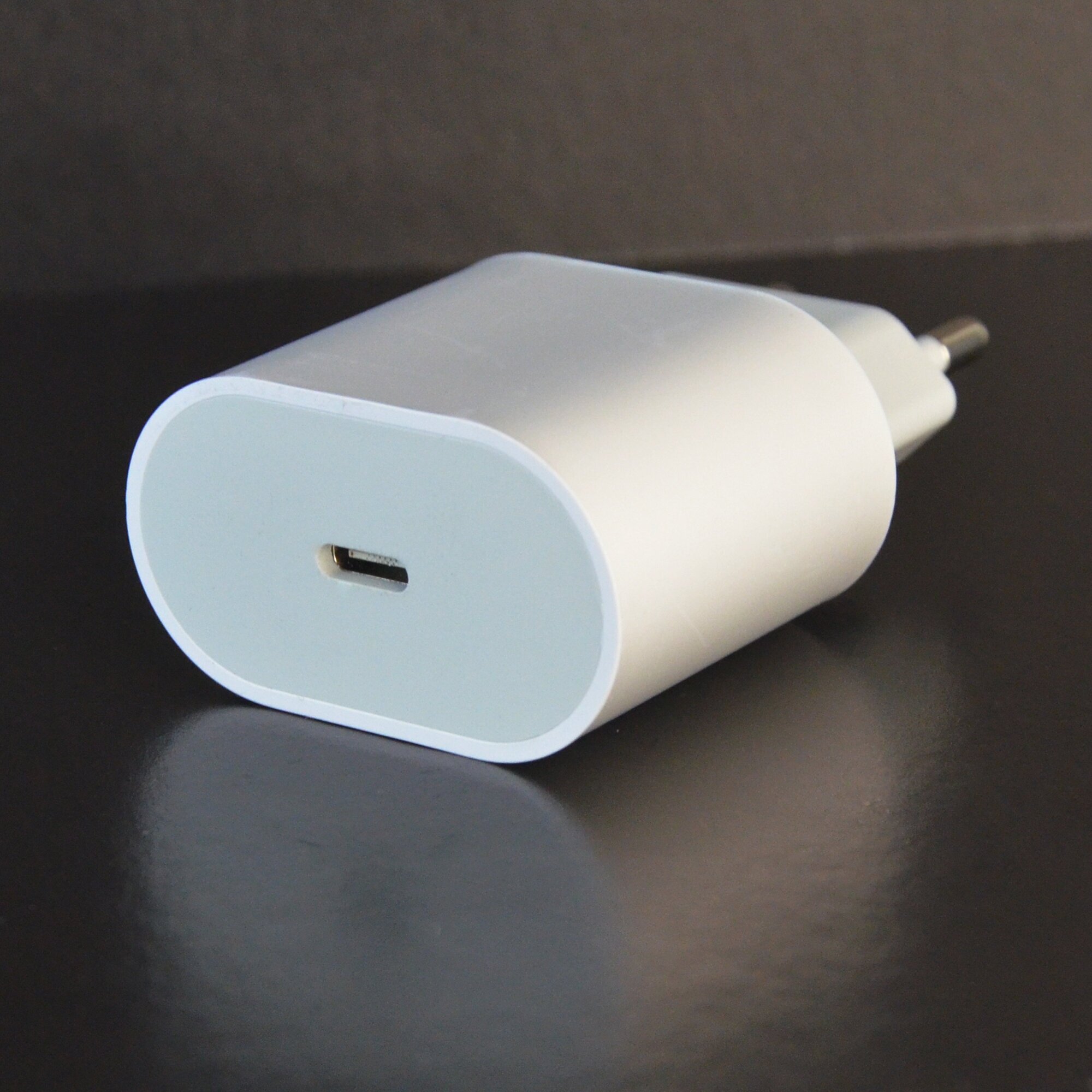 Адаптер 20W для iPhone iPad AirPods USB-C Type C зарядка для телефона белый
