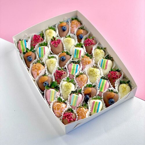Подарочный набор клубники в шоколаде с миндалём, фисташкой, мармеладом, вафельной крошкой, сублимированной малиной и голубикой коробка «Порто» 30 ягод