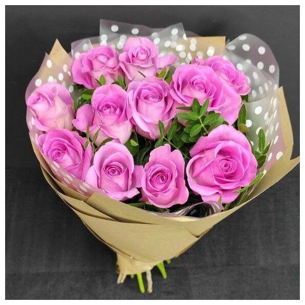 Букет из 11 розовых роз 40 см, Кения в крафт-упаковке от SkyFlora