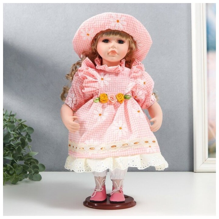 Кукла коллекционная керамика Маша в розовом платье в клетку с ромашками, в шляпке 30 см 1 шт