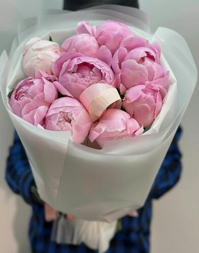 Изображение товара Красивый круглый букет из розовых ароматных пионов 9 шт. в подарочной упаковке от FlowersGo