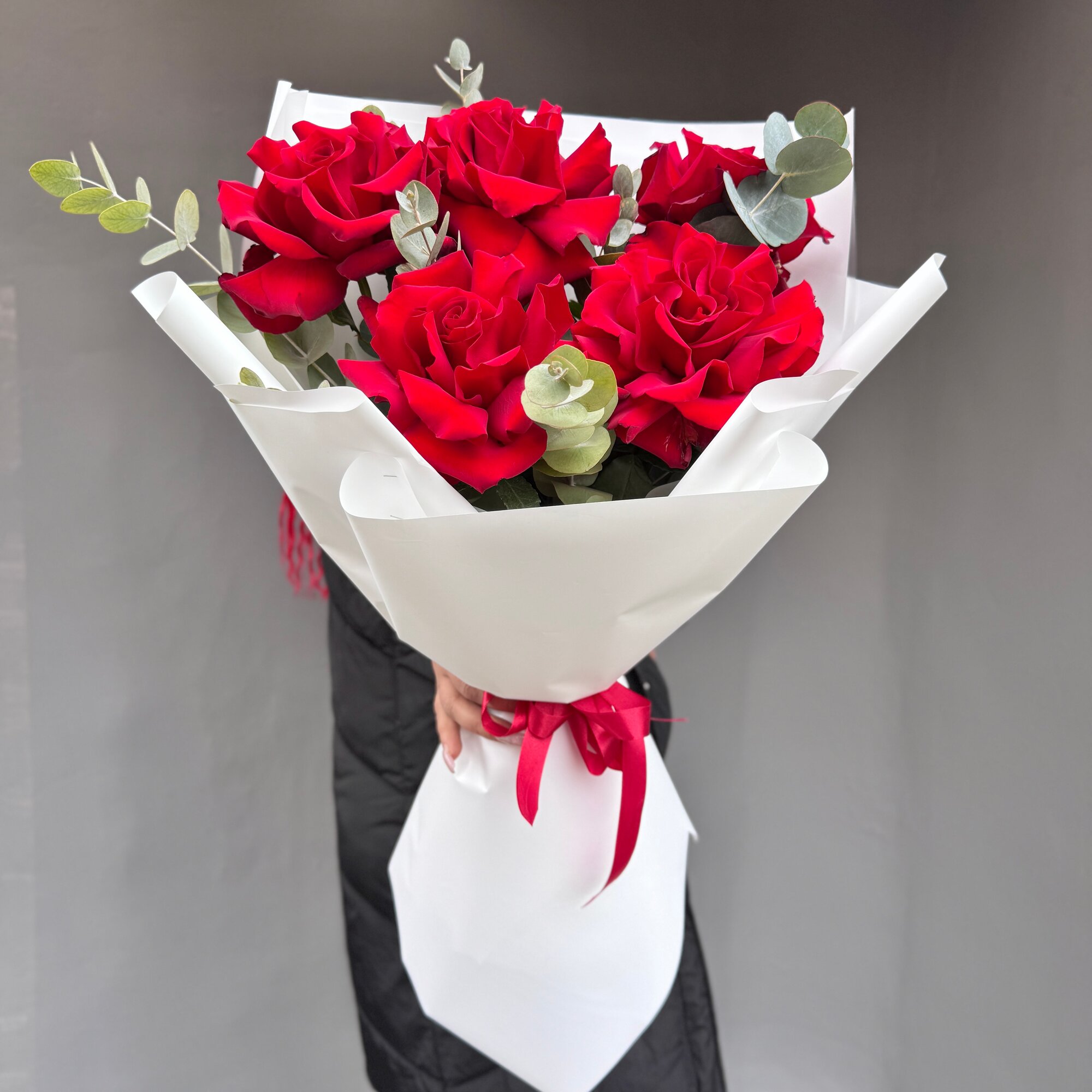 Огромные 9шт (на фото 5шт) Французские розы красные экс букет арт.13864