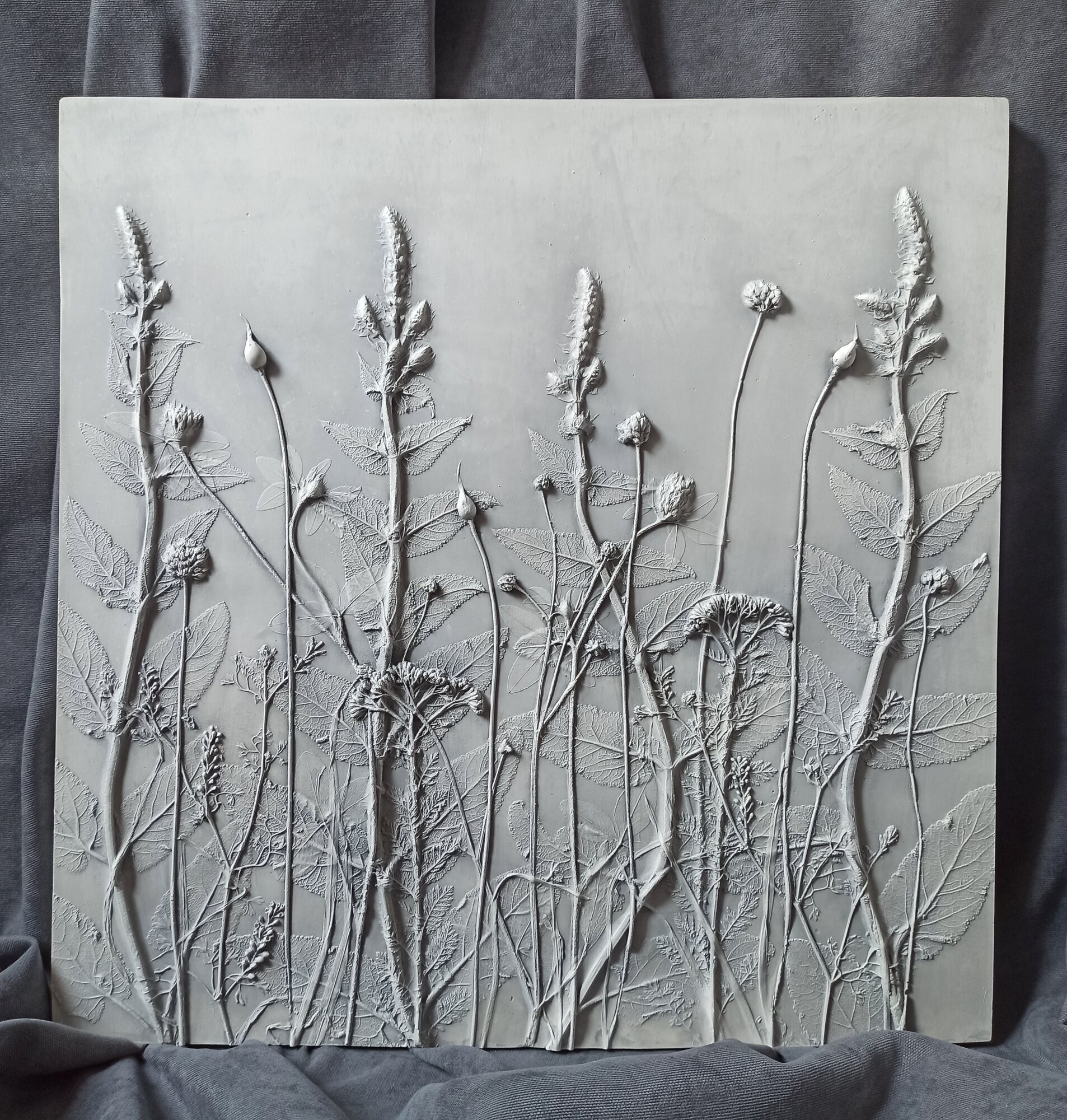 Панно  Ботанический барельеф  45 45 1 5 см  серый  Гипсовый декор ручной работы