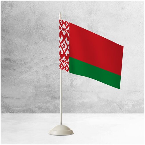 Настольный флаг Белоруссии на пластиковой белой подставке / Флажок Белоруссии настольный 15x22 см. на подставке