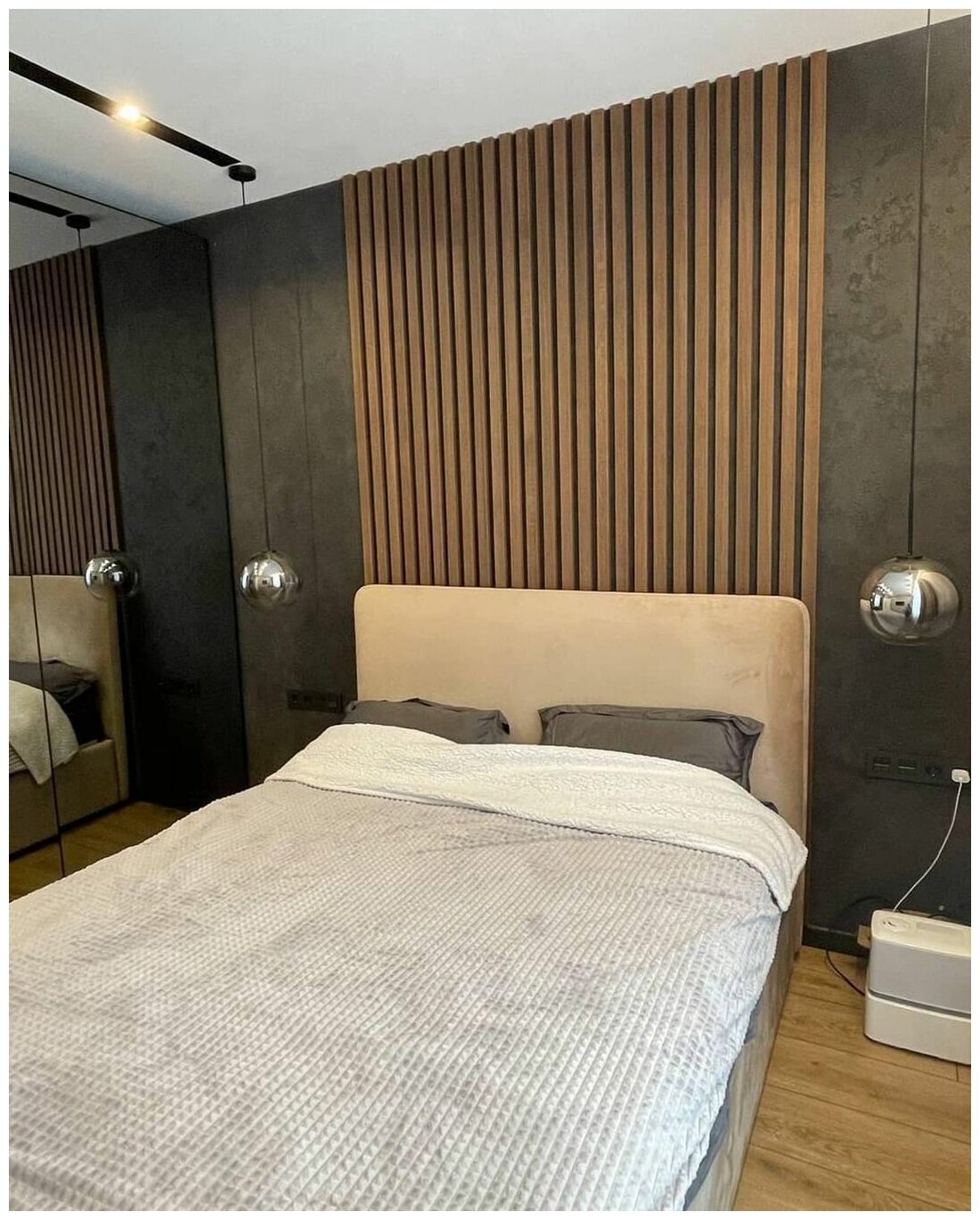 Реечный декор в спальне из Дуба 40х20мм. Стоимость за 1 рейку
