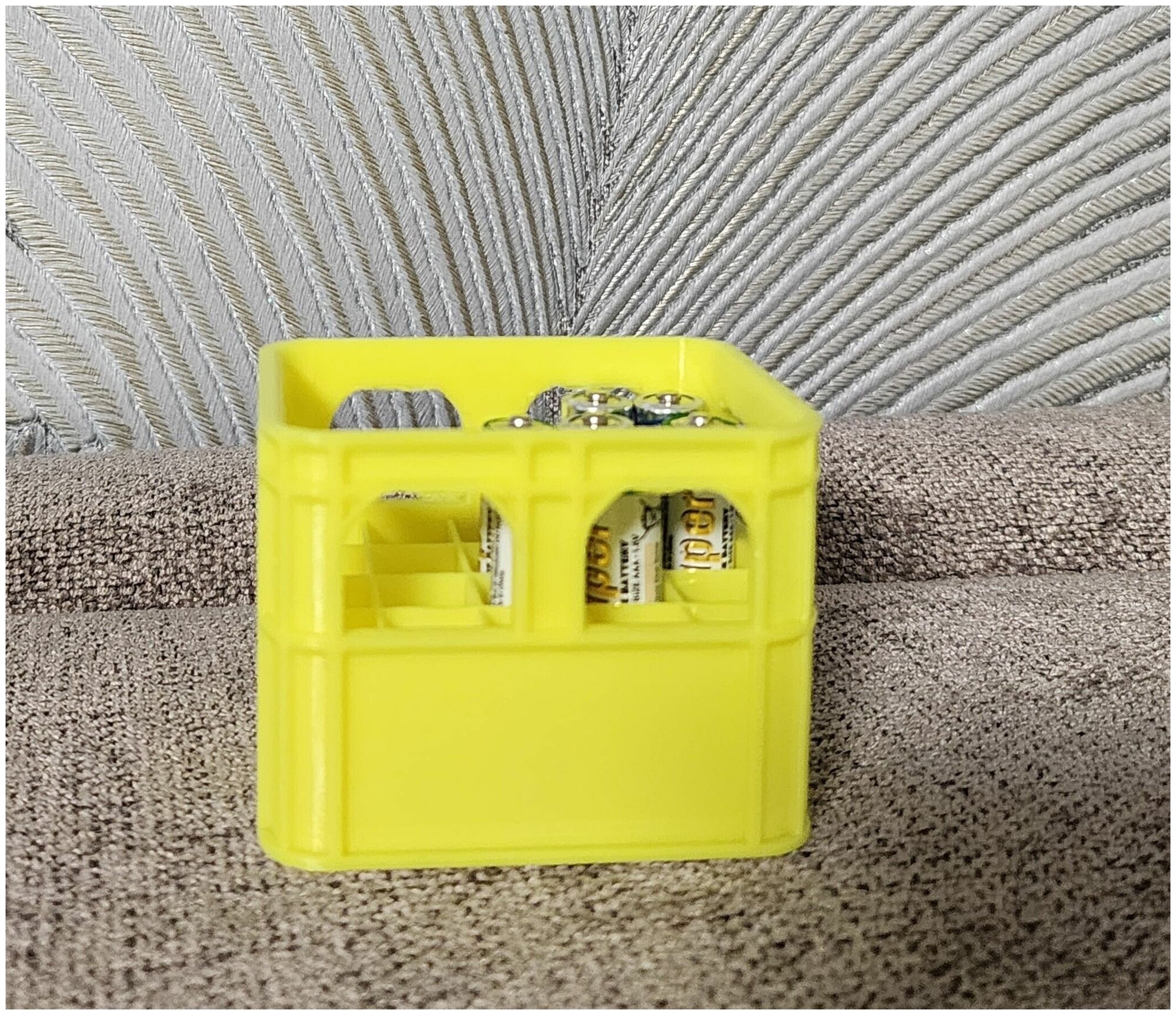 Органайзер / бокс / контейнер для хранения мизинчиковых батареек ААА, цвет желтый - фотография № 2