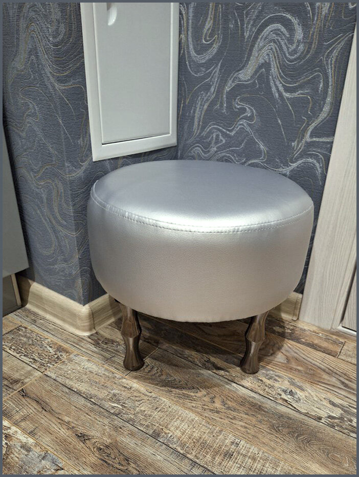 фото Пуфик для прихожей круглый мягкий для ног серебро 34х31