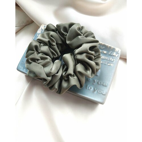 Шелковая резинка для волос болотного цвета от бренда MaYl