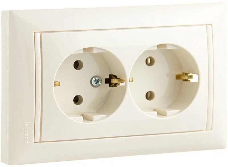 Розетка Legrand Valena Classic 4370, двойная, скрытый монтаж, цвет слоновая кость