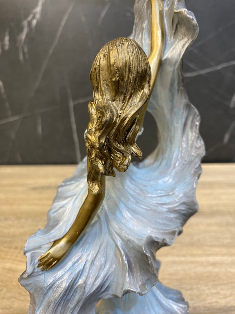 Статуэтка Девушка Casaentera CE02-815015 голубой 165х110х300h — фото 1