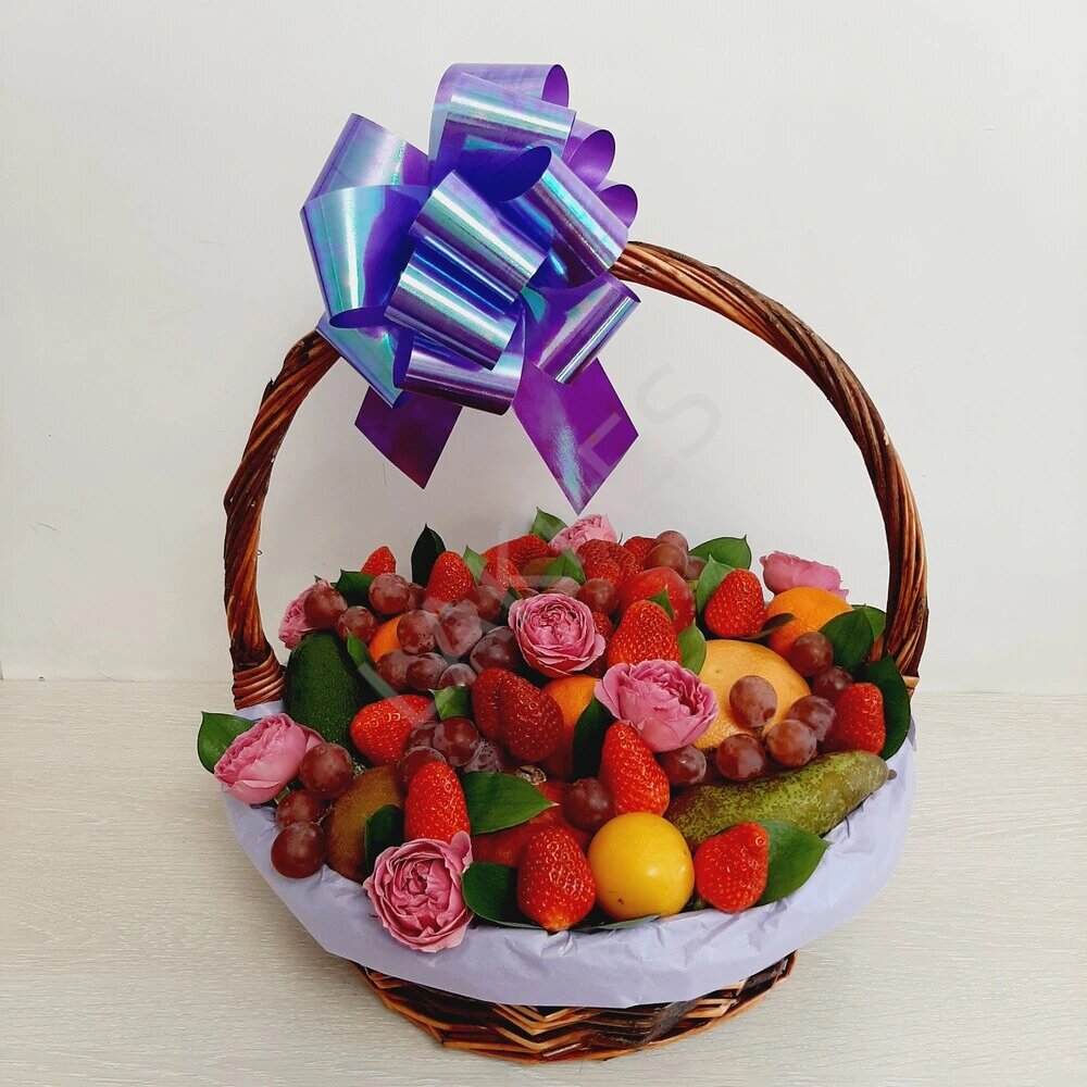 Фруктовая подарочная корзина LAKRES с розами общий вес 4 кг