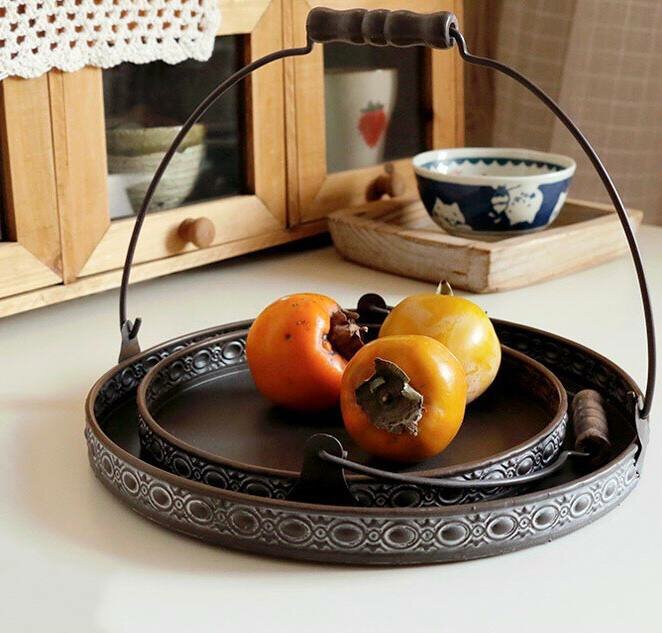 фото Подносы металлические круглые, декоративные, кованые "Винтаж", 2 шт / Набор подносов с ручкой в стиле ретро