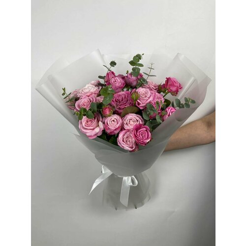 Букет из 9 розовых кустовых роз и эвкалипта - доставка на дом за 1-2 часа