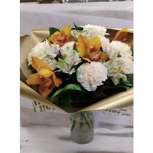 Букет из орхидей, гвоздики и розы "Золотой Цветок"