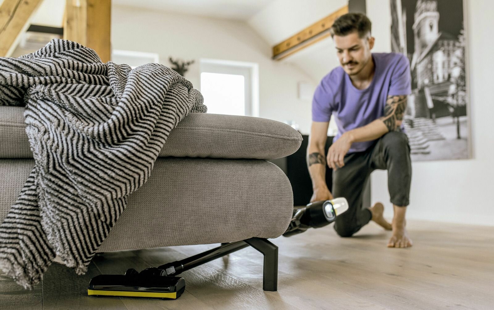 Вертикальный пылесос Karcher VC 4 Cordless myHome 1.198-630.0 140Вт — фото 1