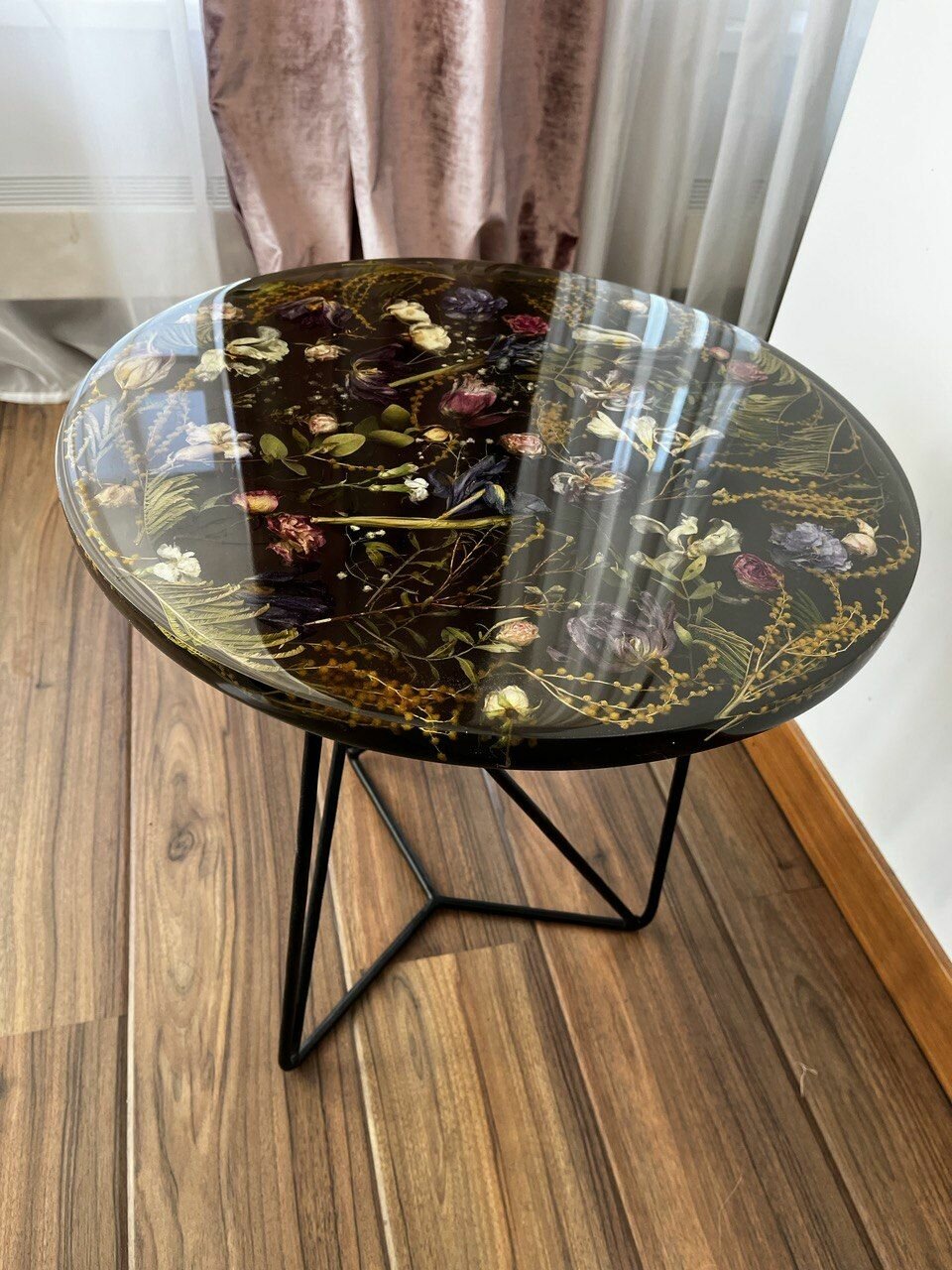 фото Журнальный стол A tutti из эпоксидной смолы с цветами 50см