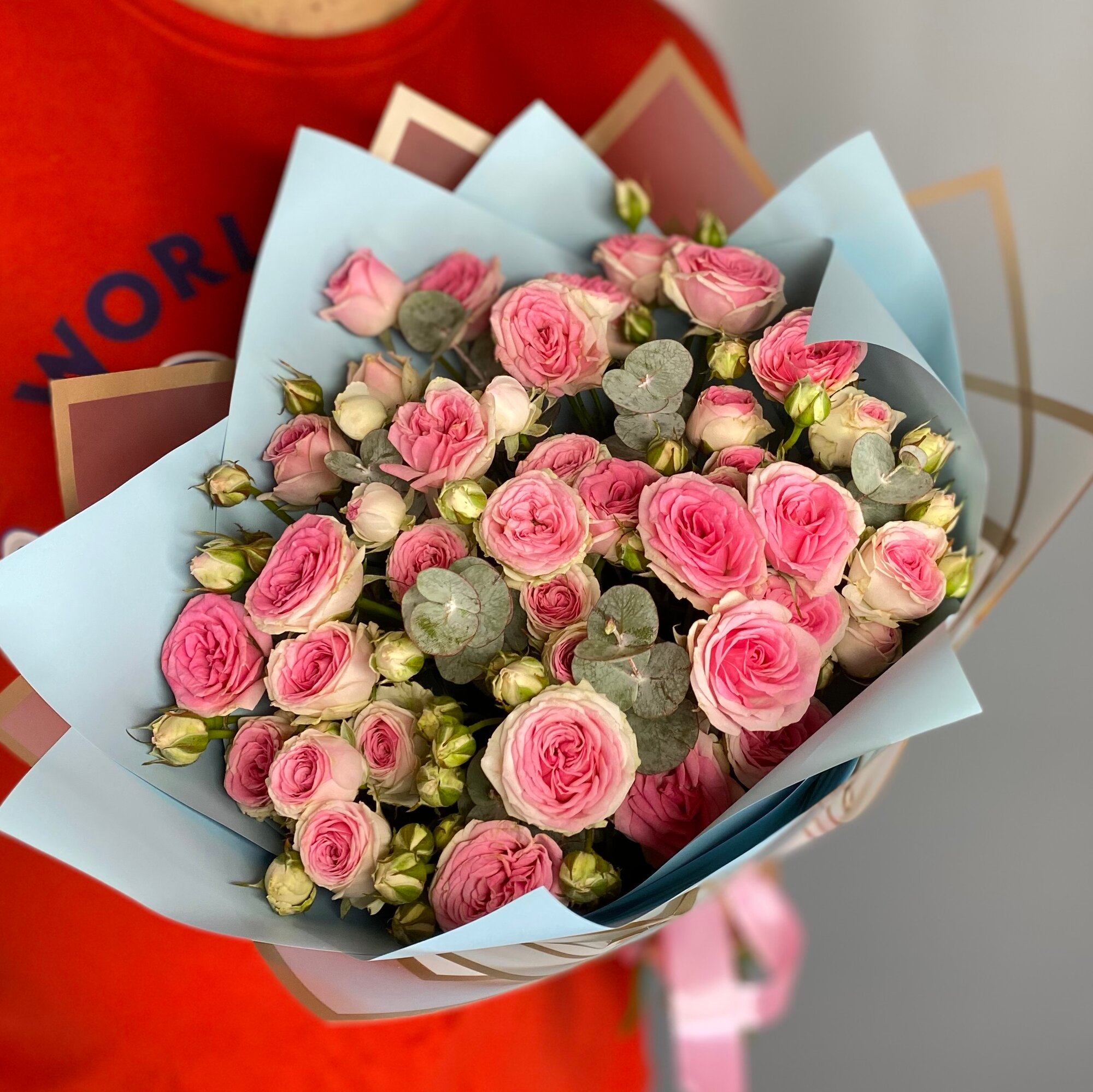 Кустовые розы с эвкалиптом розы России 50 см в стильном оформлении