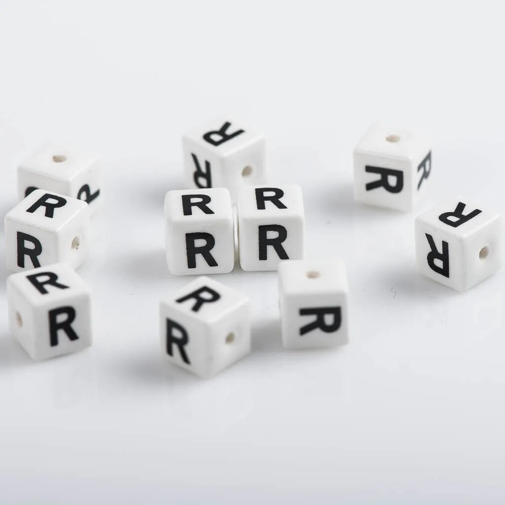 Бусины керамические квадратные с буквой R, цвет XN042(R)