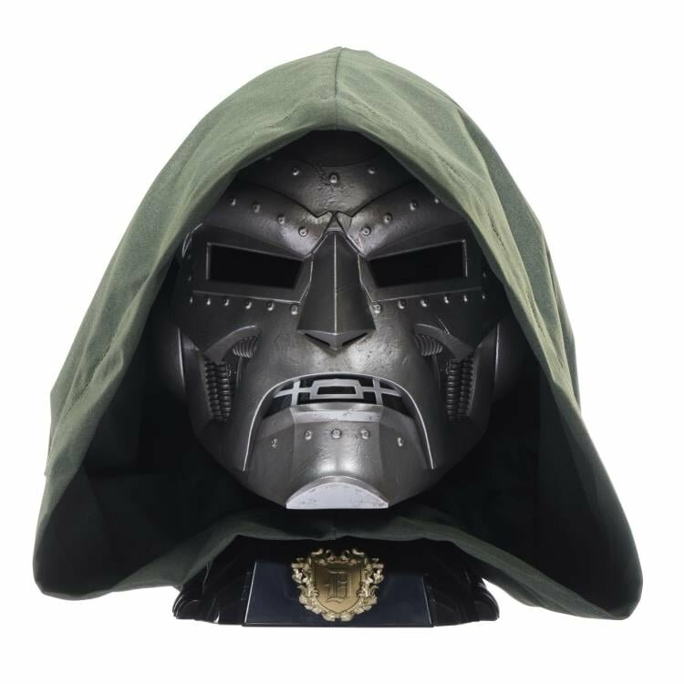 Marvel Legends — Реплика шлема Доктора Дума с капюшоном (Doctor Doom Helmet with Hood Replica)