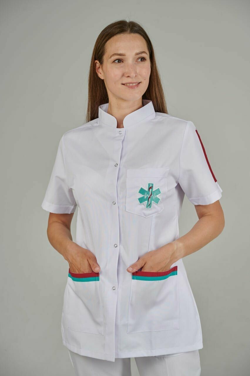 Блузка медицинская женская белая Сizgimedikal Uniforma с коротким рукавом, воротником стойка, с вышивкой, на кнопках, из плотной ткани, Турция