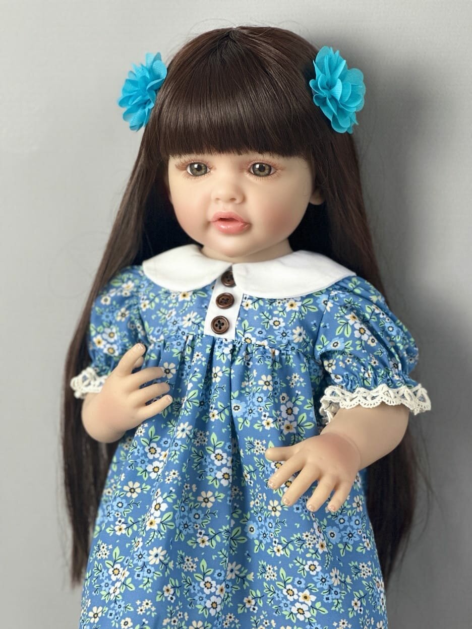 Кукла реборн BZDOLL, 55см, виниловая, в синем платье, с аксессуарами — фото 1